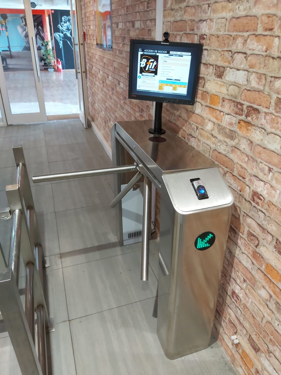 三脚回転式ゲート、ステンレス鋼ガラスフェンス付き、3アームド - Turnstile Gate Access Control のレビューと価格